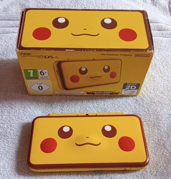 New Nintendo 2DS XL Collector Pikachu Nintendo ( HS )