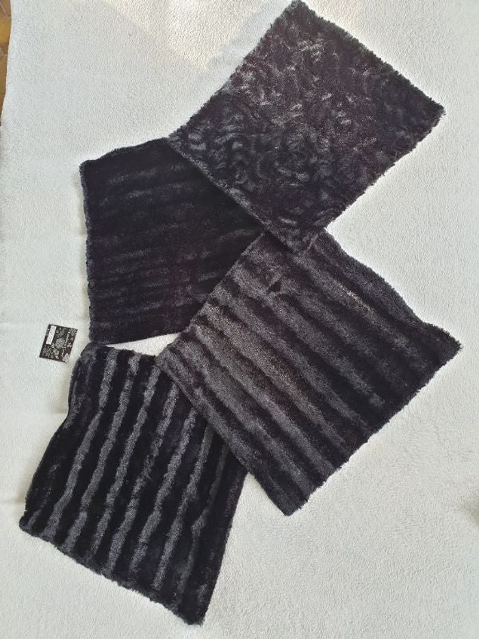 Lot de 4 housses de coussin noires neuves