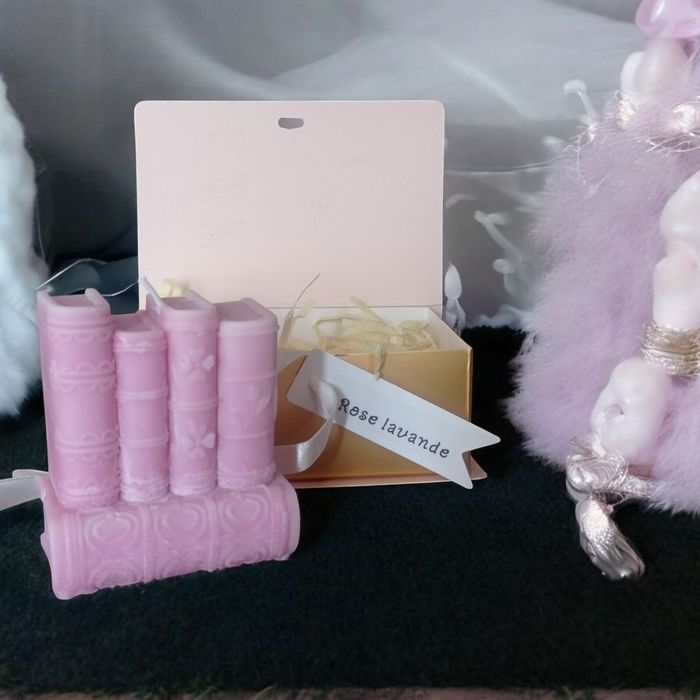 Petit livre bougie violet (rose lavande) maîtresse, nounou, tatie