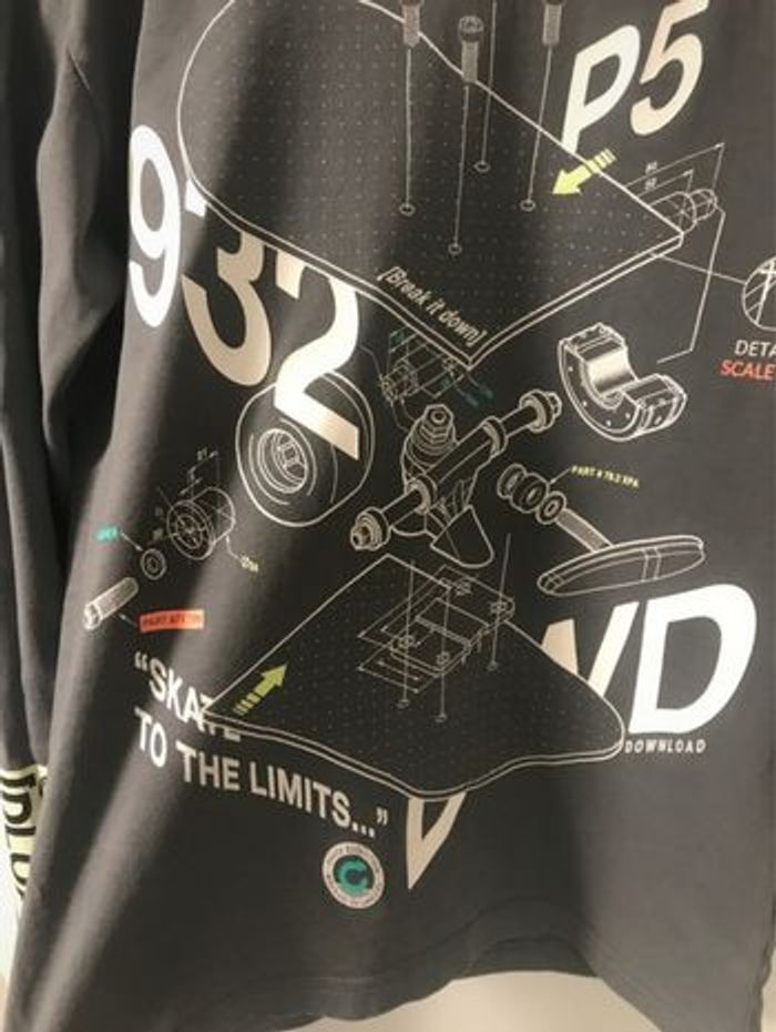 garçon 10 ans t-shirt ML gris peu porté marque c&a Motif skateboard et flocage jaune à la manche - photo numéro 2