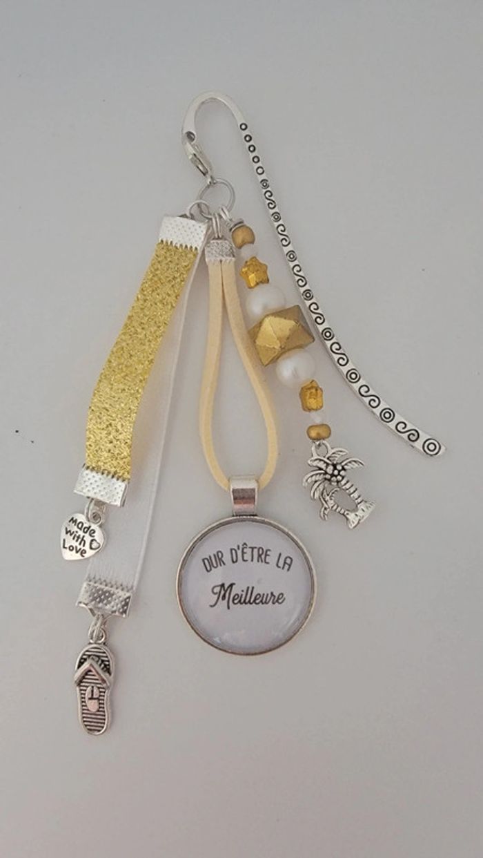 Cadeau humour, bijoux de sac ou marque page " dur d'être la meilleure "
