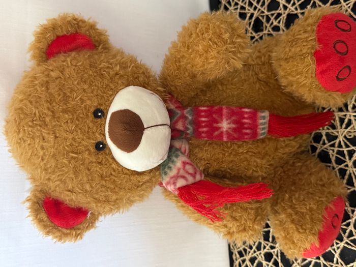 Ours assis couleur caramel avec echarpe polaire peluche doudou 3pagen 32cm