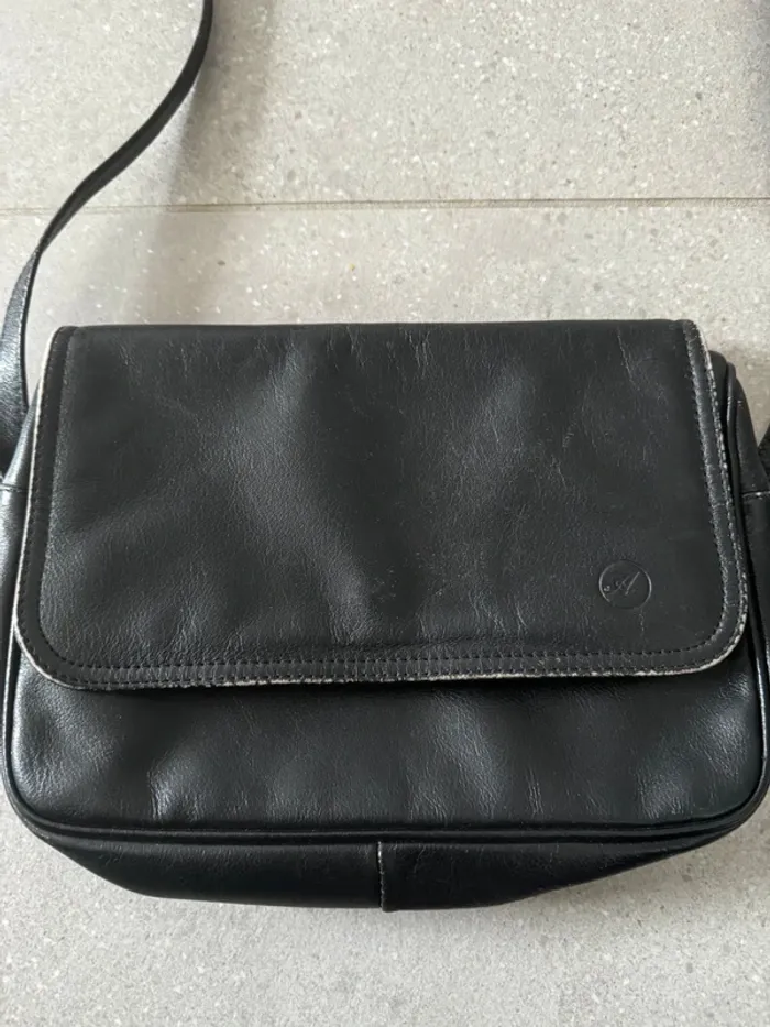 Sac à bandoulière noir, bon état mais il y a des marques d'usures, 24x16cm - photo numéro 2