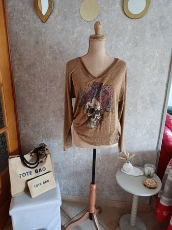 Pull fin doré motif tête de mort