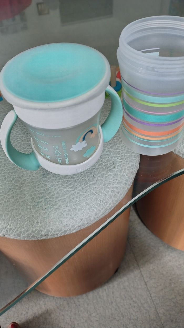 2 Verre+ 1 biberon pour de marque Nuk pour bébé .