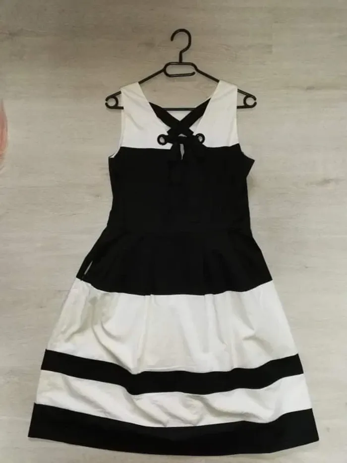 Robe noire et blanche - photo numéro 2