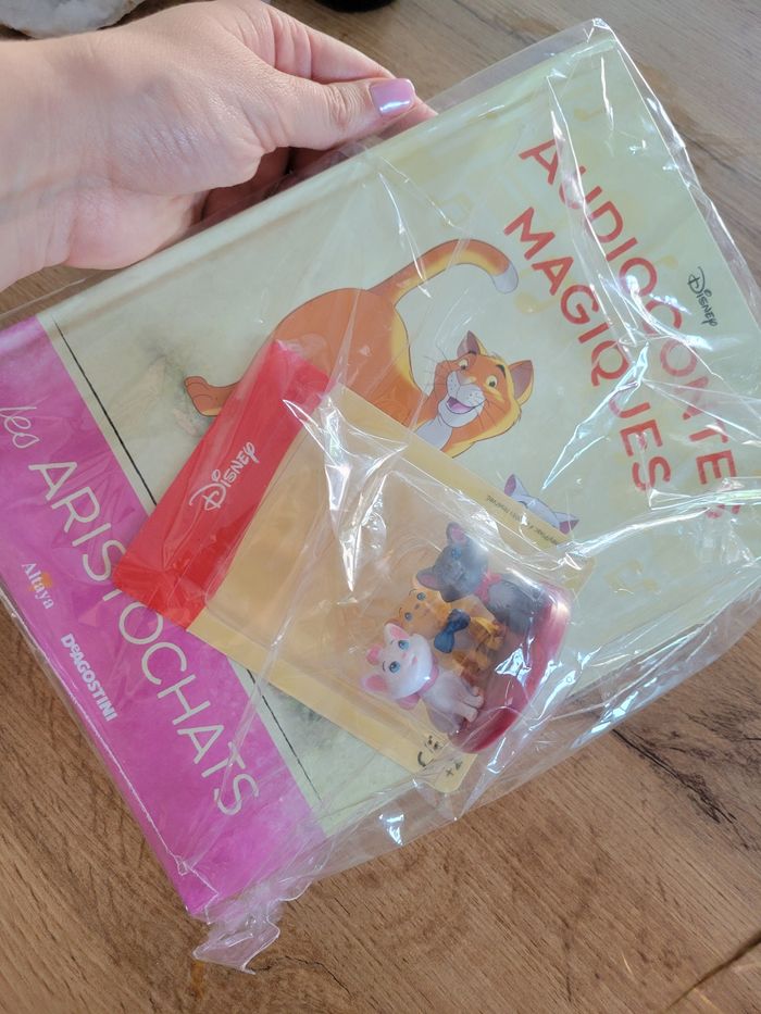 Livre et figurine aristochats - photo numéro 2