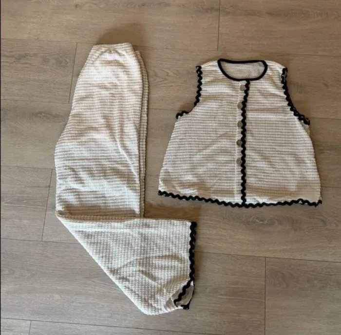 Ensemble Femme Deux Pièces Beige Gaufré Finitions Noires - Taille L Neuf Jamais Porté - photo numéro 3