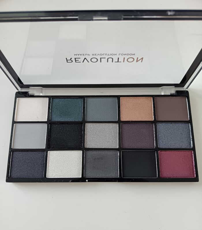 Palette Reloaded Blackout de Makeup Revolution - photo numéro 2