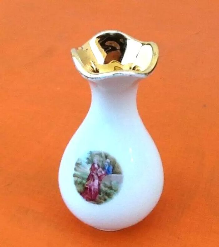 Petit vase balustre Porcelaine blanche / Décor scène galante Limoges France - photo numéro 7