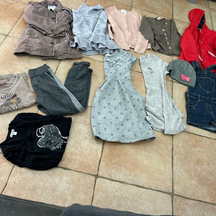 Lot de 12 vêtements  en 6 ans