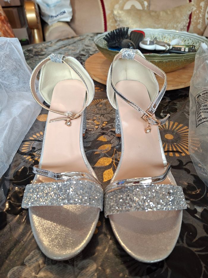 Chaussure a tallon 7, 5 cm  argenté femme taille 43 neuf prix 10 euro