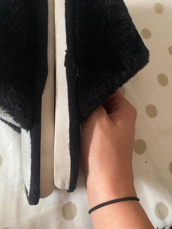 Paire de chaussons, noires et gris tout doux - photo numéro 5
