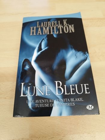 LAURELL K. HAMILTON

LUNE BLEUE

UNE AVENTURE D'ANITA BLAKE, TUEUSE DE VAMPIRES