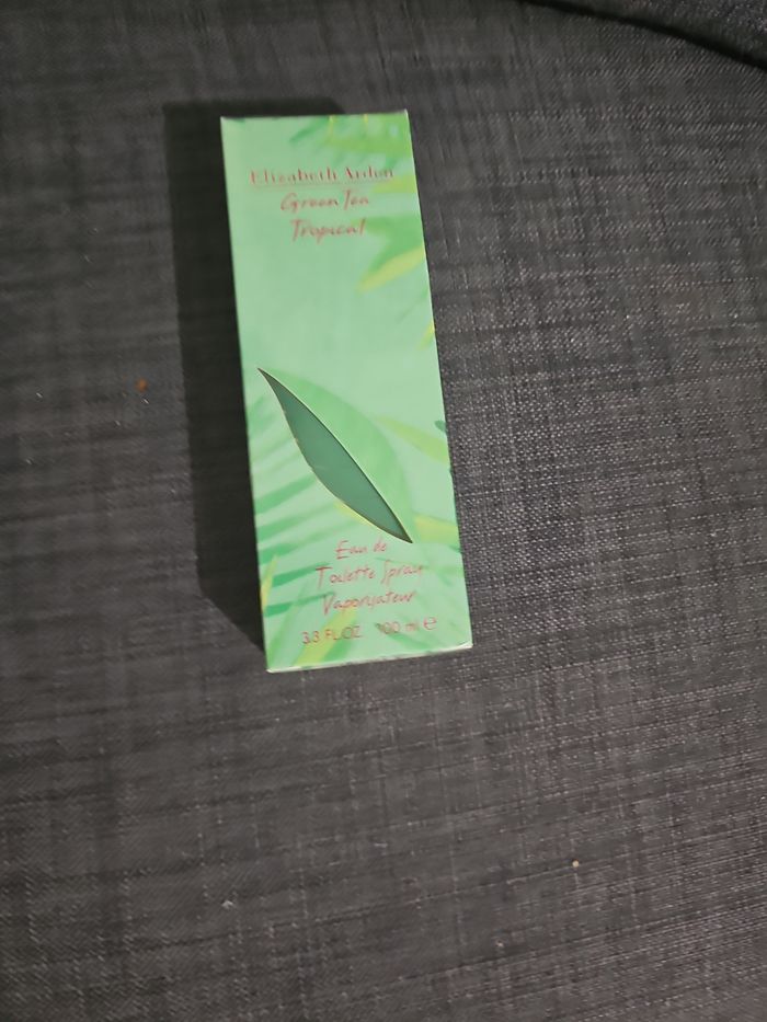 Elizabeth Arden – Green Tea Tropical
Eau de toilette vaporisateur – 100 ml (3.3 fl oz), neuf sous blister.