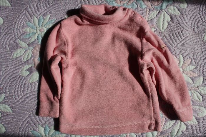 Sous-pull en polaire coloris rose de Décathlon en 12 mois