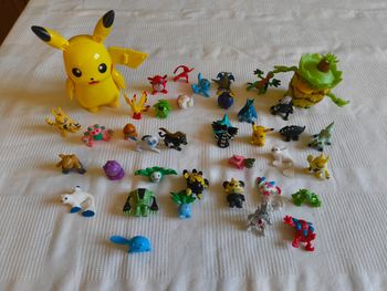 Lot figurines pokémon