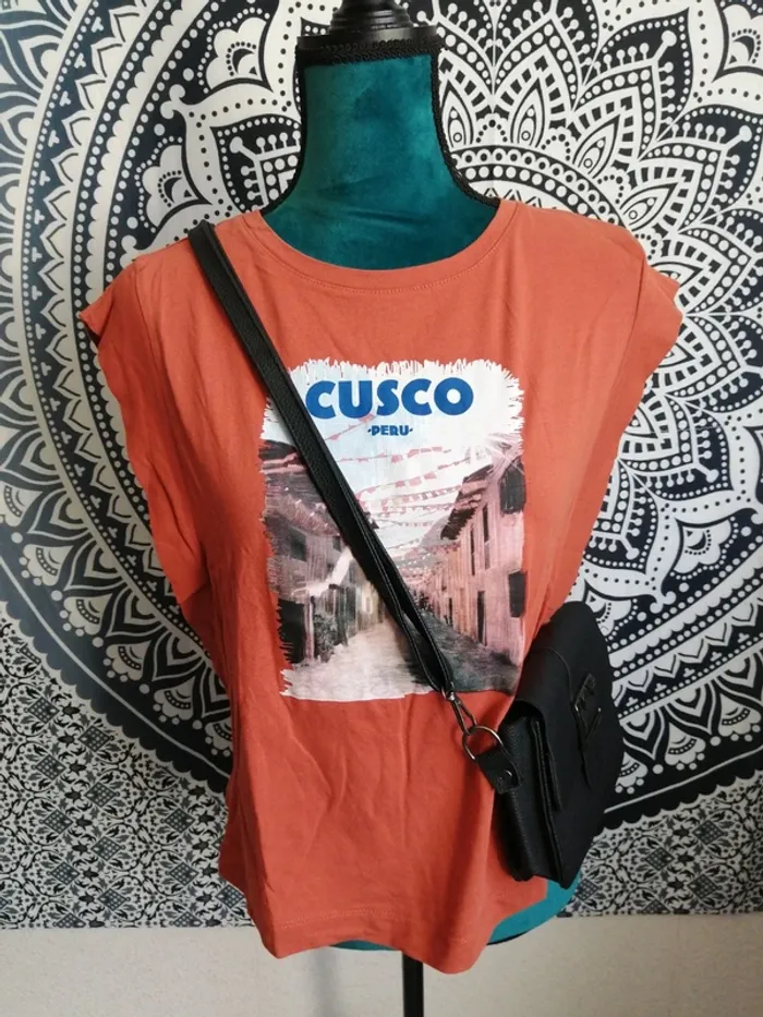 Tee-shirt rouille épaules larges effet épaulettes avec photo cusco peru / gémo / (M)