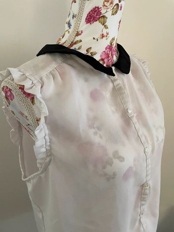 Haut blanc à col rond noir