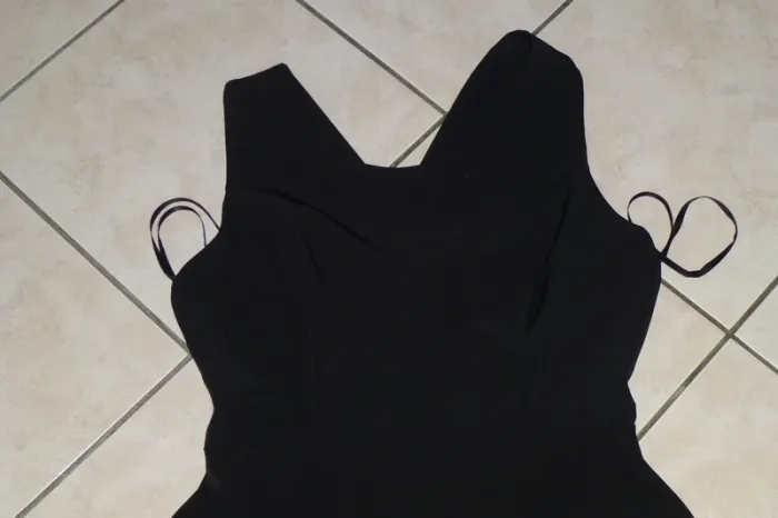 jolie robe noir croisée dans le dos taille L neuve - photo numéro 2
