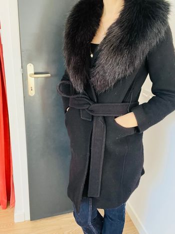 Manteau mi long noir avec fourrure amovible  et ceinture Zara taille S 