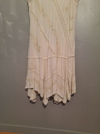 Robe beige lacée dans le dos - Marque Coline  - Taille 40 - Bon état.
