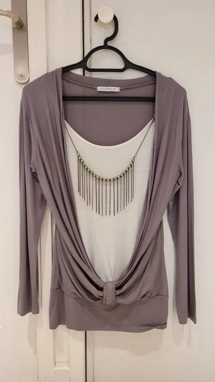 T-shirt manches longues taupe et blanc 2 en 1 avec bijou