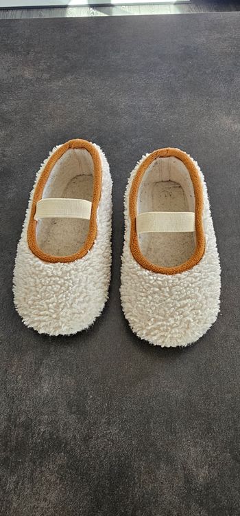 Chaussons moumoute bon état 25 