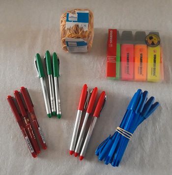 Lot de fournitures scolaires neuves