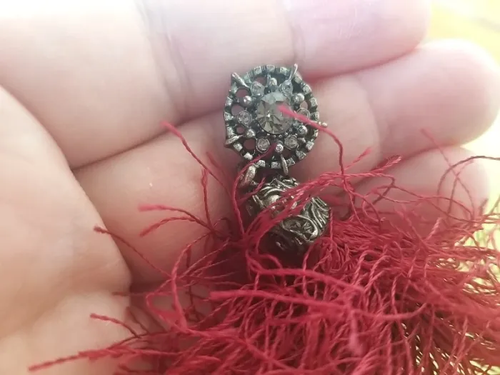 Boucle d'oreille argentée et fils rouges - photo numéro 2