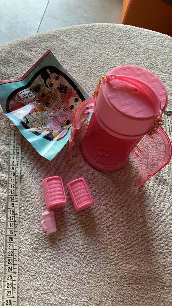 Lot poupée LOL sac rigide rose avec petit tonneau et biberon