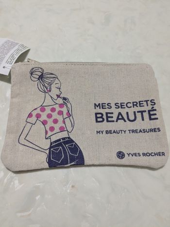 Trousse à maquillage Yves Rocher beige imprimée.