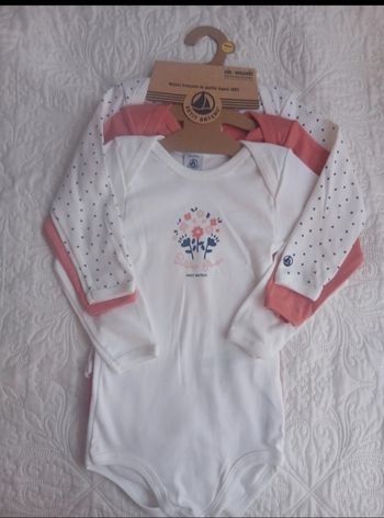Lot de 3 bodies neufs taille 36 mois
