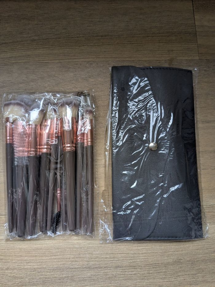 Lot de 15 pinceaux de maquillage professionnels pour fond de teint, cils, sourcils, fard à paupières.. - photo numéro 2