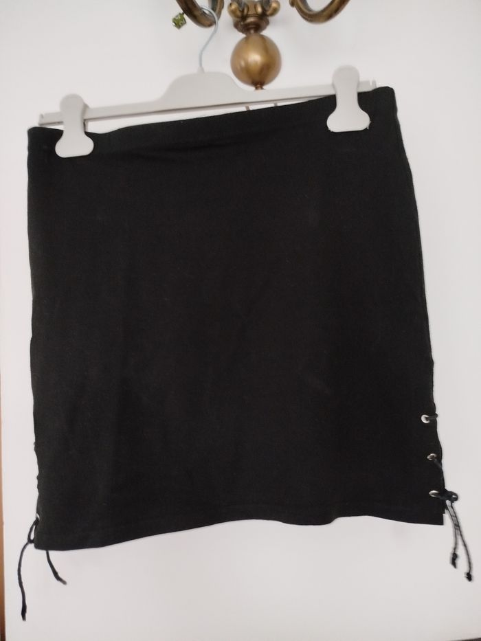 Jolie jupe courte  avec lacets sur les côtés.  Taille 3 - photo numéro 3