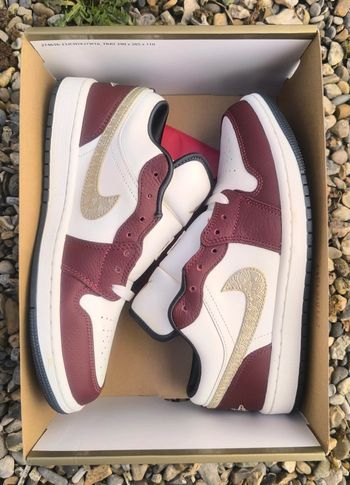 Baskets Jordan one low year of dragon pointure 40 neuves avec boîte