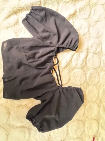 Top negro con mangas abullonadas