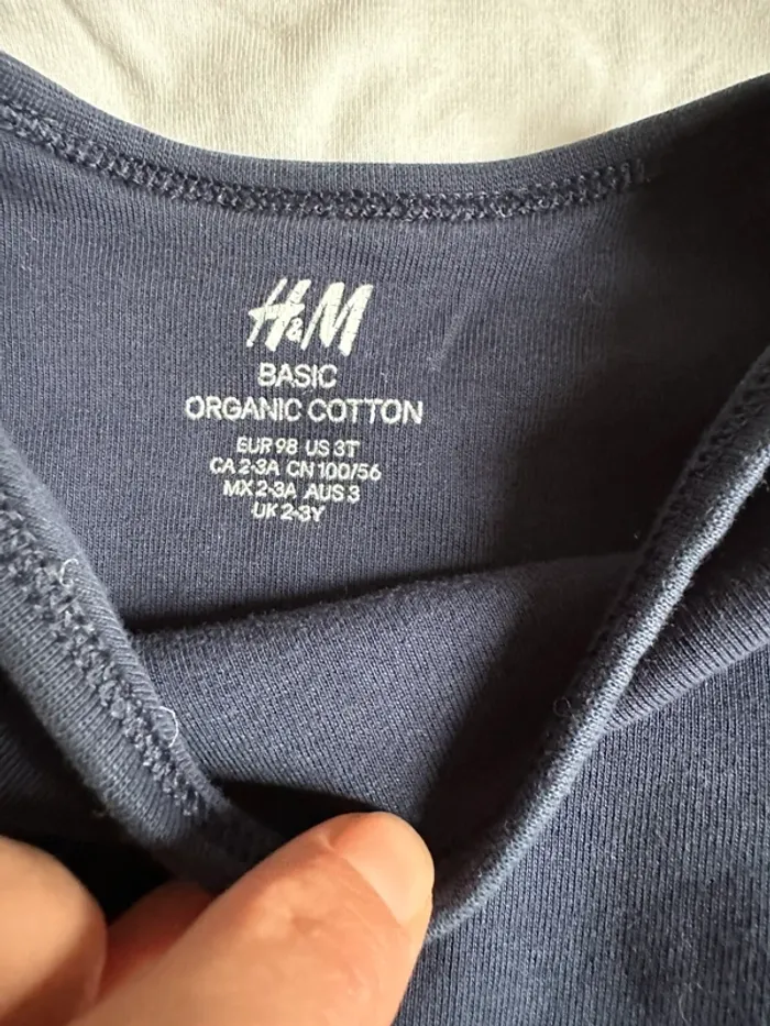 Lot deux de 4 bodies H&M Taille 2-3 ans soit 98cm - photo numéro 2