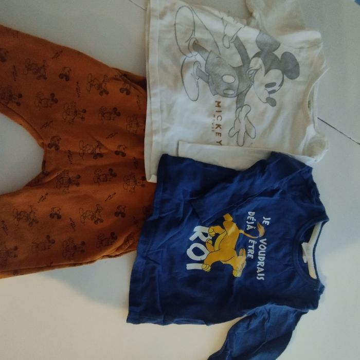 Lots vêtements Disney 12 mois