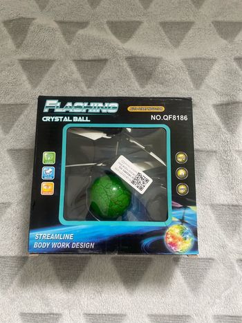 Petit drone volant flashing ball
