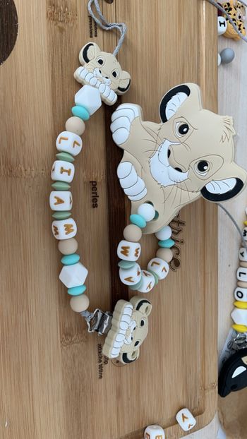 Attache tétine roi loin