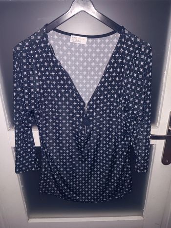 Haut noir motif géométrique décolleté en V taille m