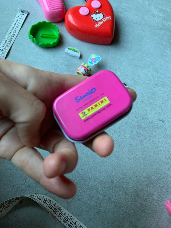 Lot en bras hello kitty dont une figurine et une boîte métal - photo numéro 8