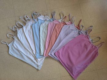 Lot de 11 hauts fille unis à bretelles / T. 10 ans / " Zeeman "