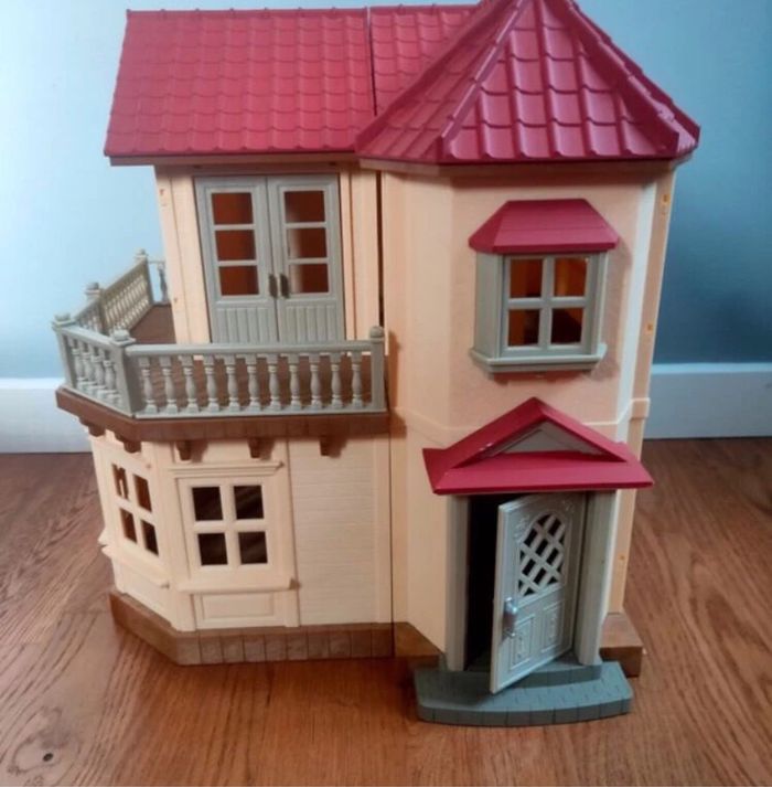 Grande maison éclairée - photo numéro 2