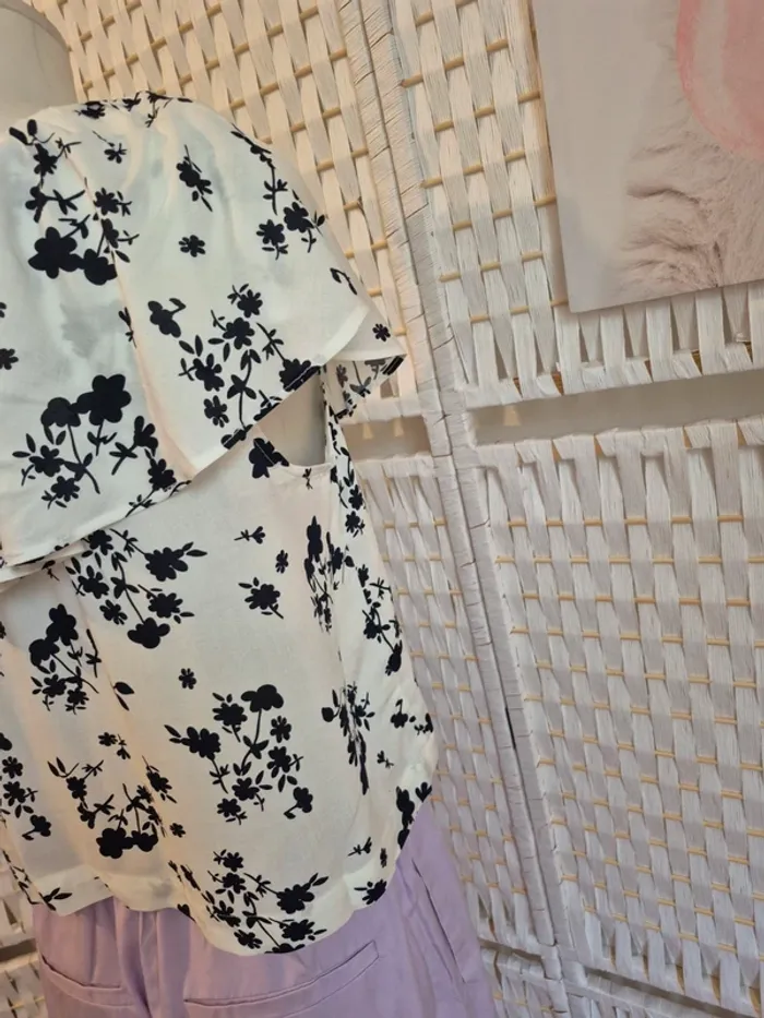 💕Joli Top blanc à fleurs asymétrique avec volant sur une épaule - femme TS / 36 Benetton 💕 - photo numéro 9