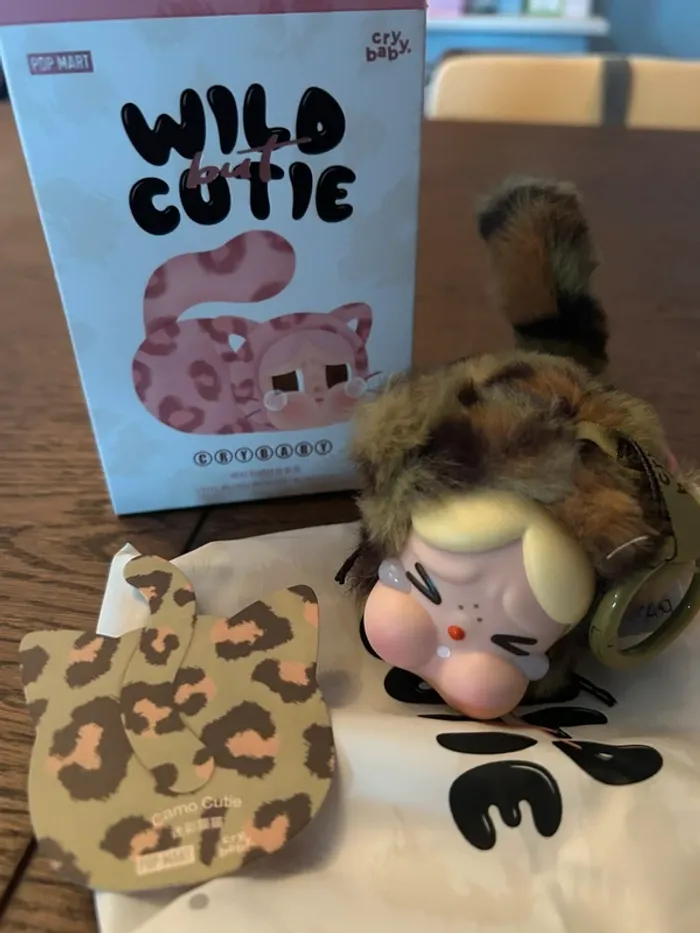 Popmart Crybaby Wild but Cutie Series - Vinyl porte clé camo cutie