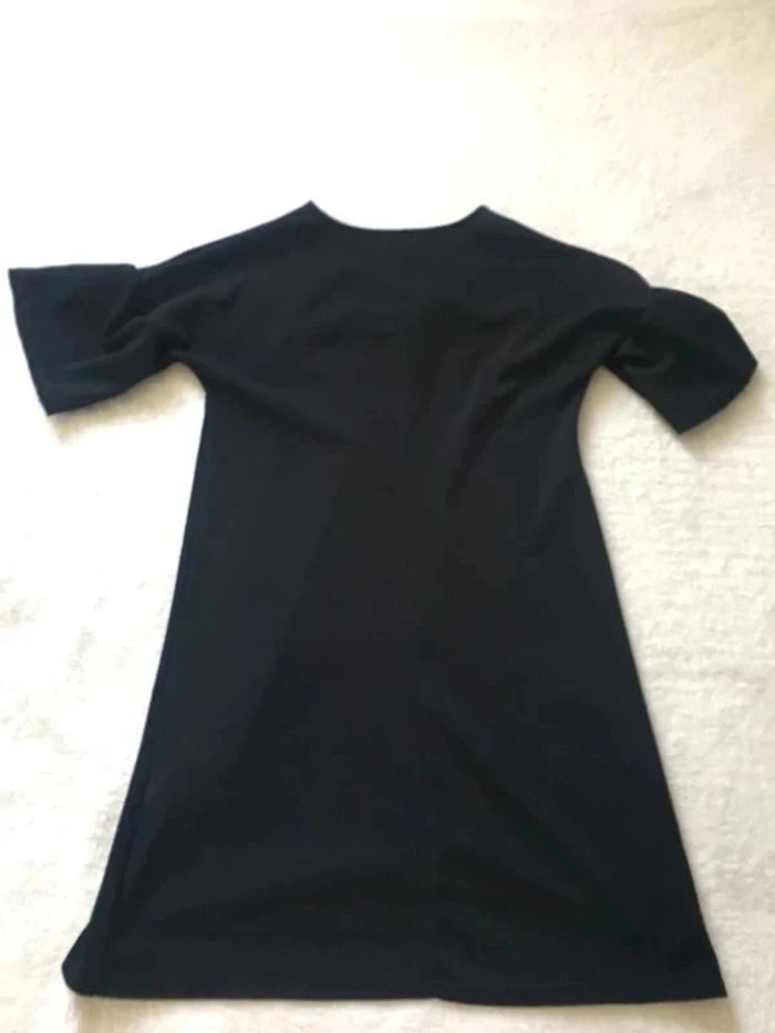 Petite robe noire d'été uni basique simple casual décolleté col V en lacets manches courtes - photo numéro 4