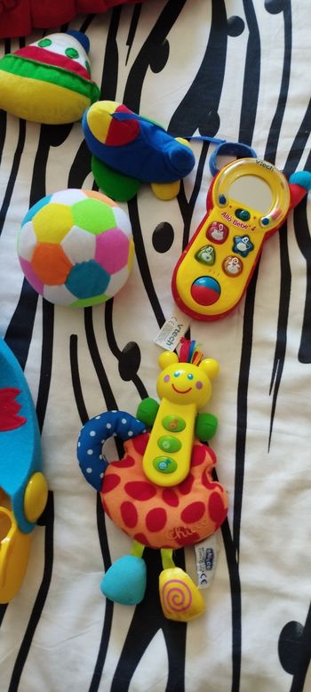 Lot de peluches, jouets et arche 1er âge