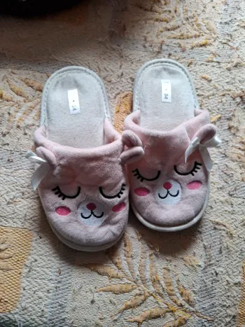 Magnifique pantoufle fille pointure 34